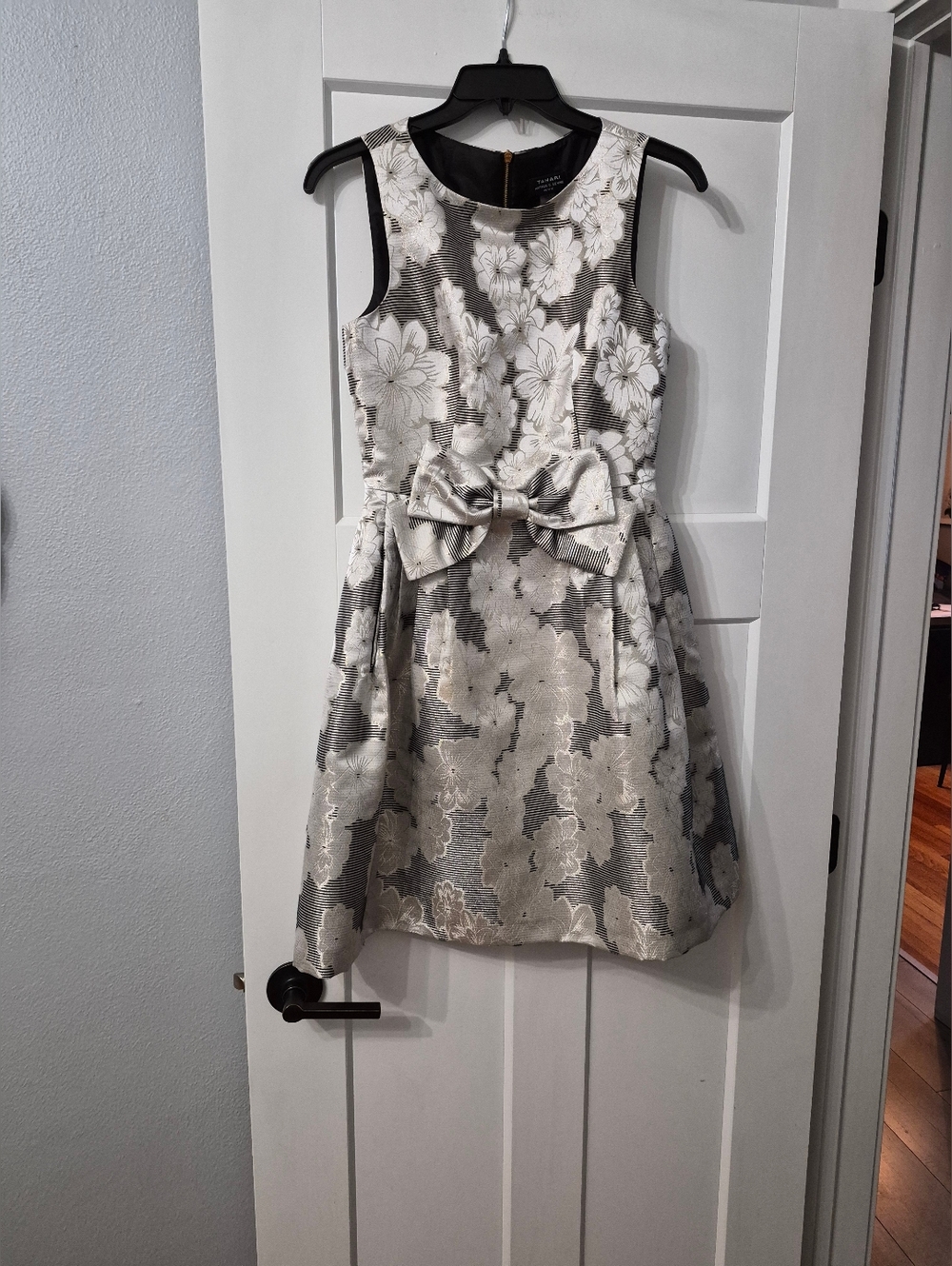 Beautiful  TAHARI SILVER & GOLD METALIC DRESS  SIZE 2P